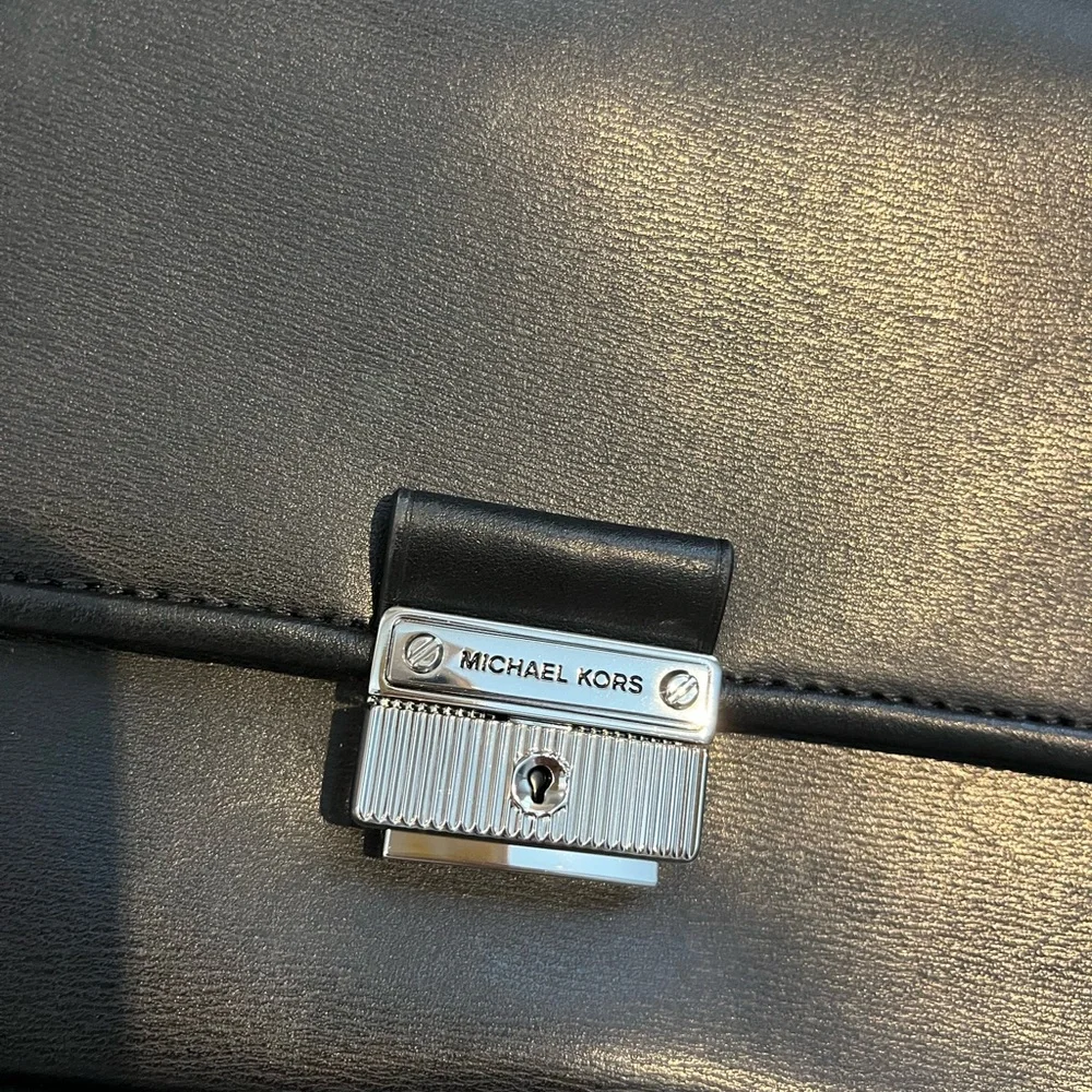 (SOLD) MICHAEL Michael Kors Bradshaw Small Leather Shoulder Bag - Picture 8 of 15